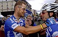 Tour de France - 10 juli 2004<br />6e etappe Bonneval - Angers <br />Servais feliciteert Tom met zijn eerste Touretappe